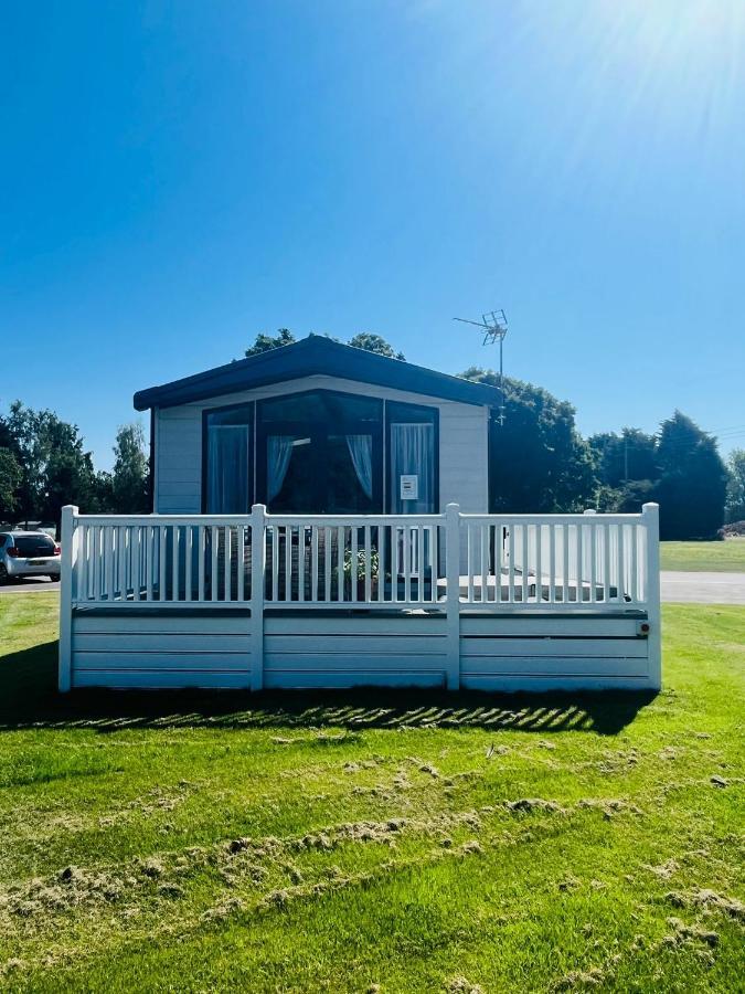 The Poplars Lodge With Hot Tub York Extérieur photo